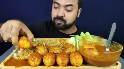 غذا خوردن با صدا؛ خوردن 6 ران مرغ تند و 8 تخم مرغ آب پز به روش جوان بنگلادشی