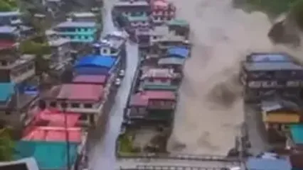 تصاویر وحشتناک از لحظه وقوع سیل در نپال