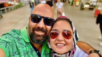 یادی کنیم از بوسه عاشقانه نرگس محمدی برای علی اوجی جلوی همه/ احترام و ابراز علاقه خاص این زوج که همه باید یاد بگیرند