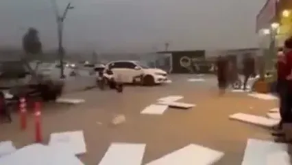پرتاب شدن اشیا بر اثر طوفان در ترکیه