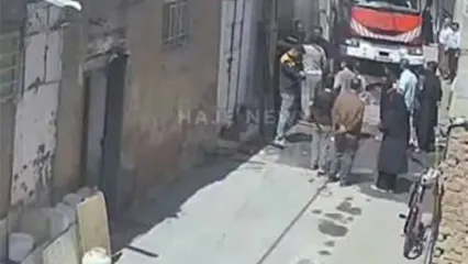 لحظه تلخ مصدومیت 3 آتش‌نشان در آتش‌سوزی مهاباد