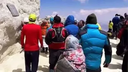 دعوا در قله دماوند بر سر عکس یادگاری با تابلو!