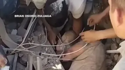 لحظه نجات معجزه‌آسای یک نوزاد از زیر آوار در کلمبیا