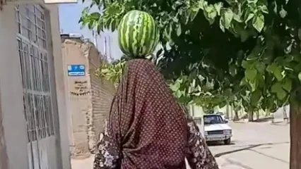 حرکت نمایشی یک پیرزن ایرانی به سبک رونالدینیو!