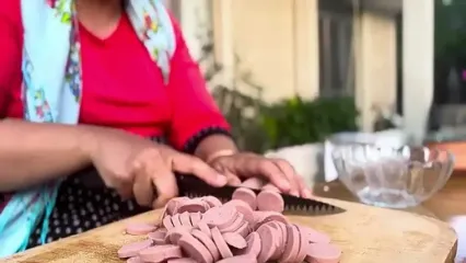 غذای روستایی در ایران؛ پخت پیتزا با مرغ و سوسیس