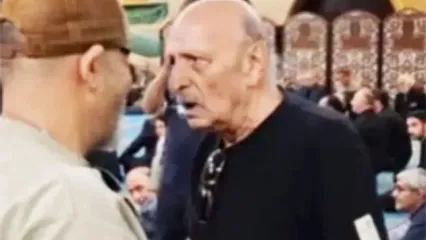 اصغر سمسارزاده و مهران غفوریان در مراسم یادبود اکبر عبدی
