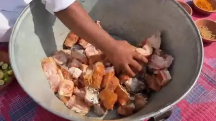 غذای روستایی در پاکستان؛ سرخ کردن ماهی کپور بزرگ به روش آشپزی ماهر
