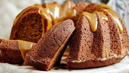 طرز تهیه کیک نسکافه کافی‌شاپی با سس خامه‌ای