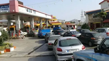 صف‌های چندین ماهه و چندین کیلومتری بنزین در بندرعباس؛ مردم میان گرما و انتظار گرفتارند/ کارشناس انرژی: مسئله بندرعباس کمبود بنزین نیست/ راه‌حل، ساماندهی همزمان عرضه، صف و قاچاق است