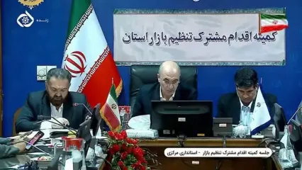 گوشی‌بازی مسئولان در جلسه‌ای برای حل مشکلات اقتصادی!