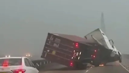 فیلم واژگونی تریلی ۱۸ چرخ بر اثر طوفاندر آزادراه / باورکردنی نیست