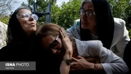 پوشش متفاوت همسر و دختر اکبر عبدی در جلسه شورای شهر