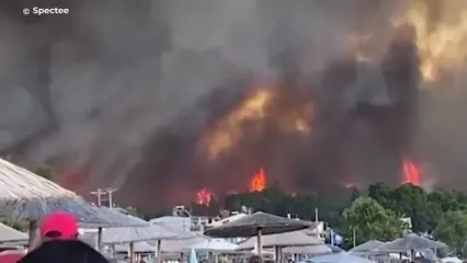تخلیه صدها نفر از ساحل یونان به دلیل آتش‌سوزی جنگلی