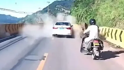 ریزش هولناک سنگ بزرگ روی خودرو