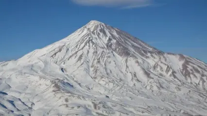 فیلم اولین بارش برف تابستانی در دماوند / عصر امروز کوهنوردان مشاهده کردند