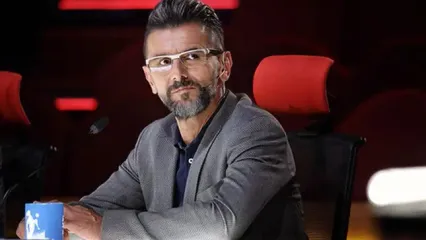 امین حیایی در پشت صحنه استخر آواز خواند