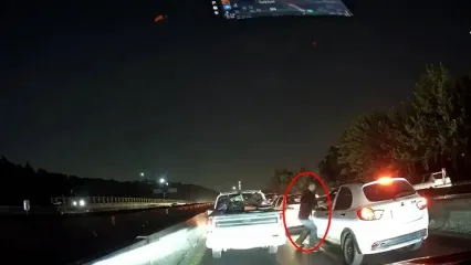 سرقت خشن گوشی موبایل از زن جوان در ترافیک اتوبان چمران تهران با تهدید چاقو/ لحظه‌ به‌ لحظه دزدی در دوربین خودرو ثبت شد