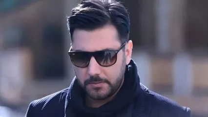 فیلم آوازخوانی غمگین احسان خواجه امیری در مراسم تشییع پدرش