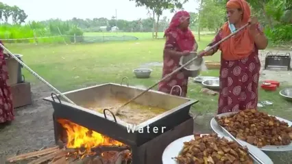 غذای روستایی در بنگلادش؛ پخت غذا با دو شمشیر ماهی غول پیکر و تهیه آب انبه