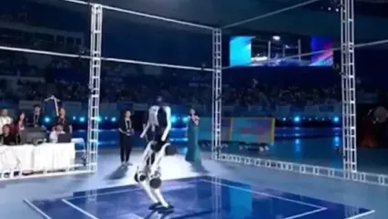 فیلم رکوردشکنی ربات انسان نما در پرش ارتفاع