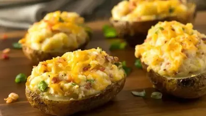 طرز تهیه سیب‌زمینی شکم‌پر پنیری با سس بشامل