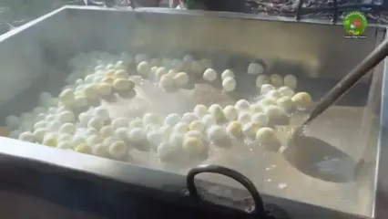 غذای روستایی در بنگلادش؛ پخت یک خوراک محلی با 70 کیلو آلو جنگلی و 450 تخم مرغ