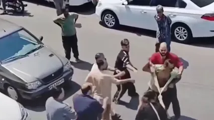 فیلم کتک خوردن 2 زن توسط یک مرد گیلانی وسط خیابان /مرد خشمگین از همسرش حمایت کرد