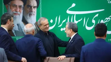 زبان بدن عراقچی در نشست با پزشکیان جلب‌توجه کرد