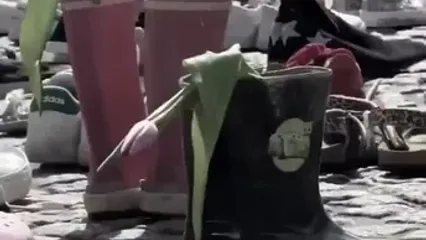 چیدمان هزاران جفت کفش با عروسک در آمستردام!