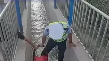 نجات گربه‌ گرفتار در کانال آب