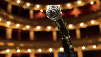فیلم آوازخوانی پسر نوجوان در برنامه محفل / این پسر فقط برای تماشا آمده بود اما با صدایش برنامه را متوقف کرد