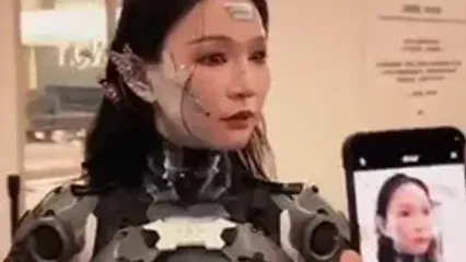 ربات زن انسان‌نما و حرکات موزون در نمایشگاه!