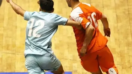 صحنه عجیب در لیگ برتر؛ هوادار معترض در تور گیر افتاد!