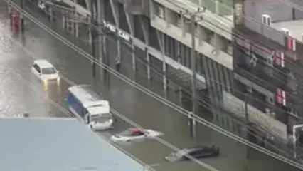 غرق شدن خودروها در پی بارش باران در تایلند