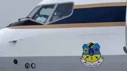خلبانی هواپیما توسط پادشاه و ملکه تایلند