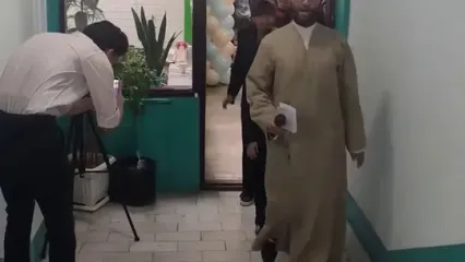 آموزش رژه نظامی به دانش‌آموزان توسط یک روحانی