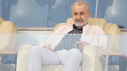 مدیرعامل پرحاشیه پرسپولیس عصا به دست شد