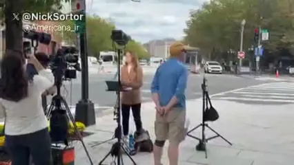 تصاویری از وضعیت عجیب خبرنگاران شبکه‌های MS NOW و CNN پس از ممنوعیت ورود توسط ترامپ