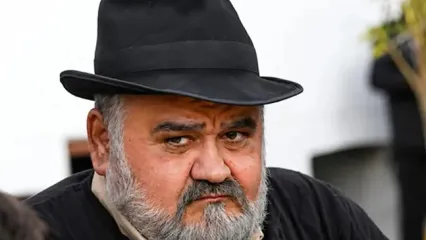 تصاویری از حضور خانواده اکبر عبدی در مراسم چهلم او