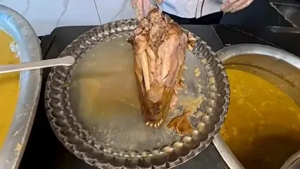 غذای خیابانی در ایران؛ مراحل دیدنی طبخ کله پاچه همراه با پخت نان سنگک در مشهد