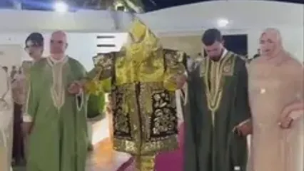 عروس با پوشش زردوزی شده برای دفع چشم‌زخم