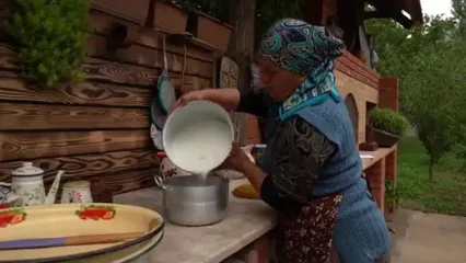 غذای روستایی در آذربایجان؛ پخت باقلوا با گردو، فندق و بادام در روستایی زیبا