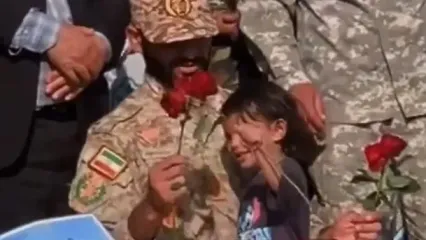 بازیگوشی دختر تکاور شهید بر بالین پیکر پدرش