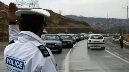 فیلم اقدام متفاوت پلیس راهور پس از واژگونی نیسان چای در آزادراه قزوین کرج