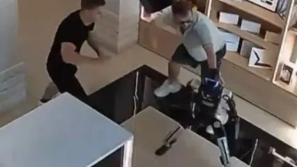 اجرای فنِ رباتِ جنگ‌بلد در یک فروشگاه سوژه شد
