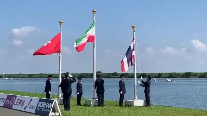 لحظه اهدای مدال طلا روئینگ تک نفره سبک وزن زنان به فاطمه مجلل و پخش سرود ملی ایران در بازی‌های آسیایی ناگویا