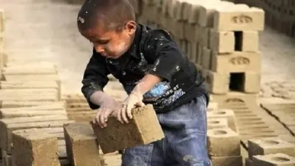 صاحبکار سنگدل، کودک ۱۰ ساله را با کابل سیاه و کبود کرد!