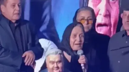 رونمایی از تندیس اکبر عبدی توسط مادرش