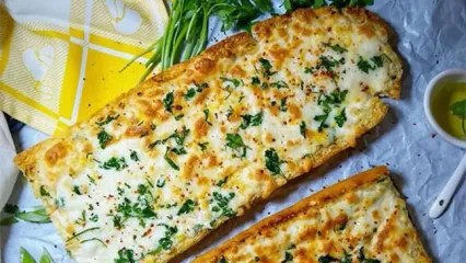 طرز تهیه نان سیر ترد و خوشمزه با نان باگت