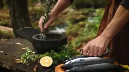 غذای روستایی در صربستان؛ کباب کردن ماهی در اعماق جنگل